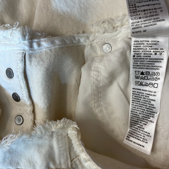 NWT. Levi’s Short Button Fly Low Rise Wedge Straight Distressed White Jeans. 12. - Picture 6 of 11